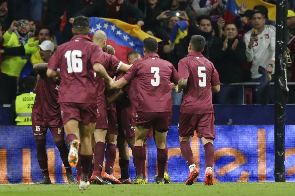 Los jugadores de Venezuela festejan un gol en el partido amistoso ante Argentina en Madrid, el viernes 22 de marzo de 2019. (AP Foto/Bernat Armangue)