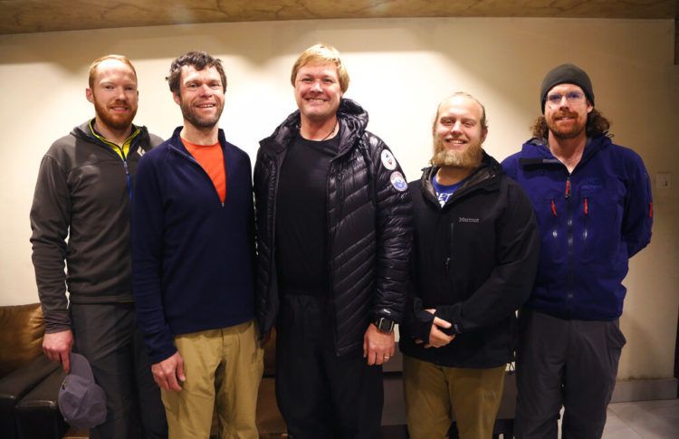 John All (centro), profesor de la Western Washington University, y su equipo posan para una fotografía en un hotel antes de partir hacia el Everest, Katmandú, Nepal, el 27 de marzo de 2019. Foto: Niranjan Shrestha / AP.