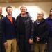 John All (centro), profesor de la Western Washington University, y su equipo posan para una fotografía en un hotel antes de partir hacia el Everest, Katmandú, Nepal, el 27 de marzo de 2019. Foto: Niranjan Shrestha / AP.