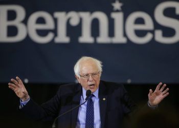 Bernie Sanders hablando durante un acto en Concord, New Hampshire, el 10 de marzo del 2020. Foto: Steven Senne / AP.