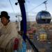 Una mujer y una niña a bordo de la cabina de un teleférico que une La Paz con El Alto, Bolivia. El sistema es el más alto del mundo, a unos 4.000 metros sobre el nivel del mar. Foto: Juan Karita / AP / Archivo.