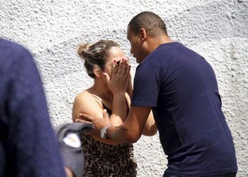 Un hombre conforta a una mujer en las afueras de la Escuela Estatal Raul Brasil en Suzano, Brasil, el miércoles, 13 de marzo del 2019. Dos adolescentes con capuchas abrieron fuego en una escuela pública el miércoles en el sur de Brasil, matando a seis personas antes de suicidarse, dijeron las autoridades. (Mauricio Sumiya/Futura Press via AP)