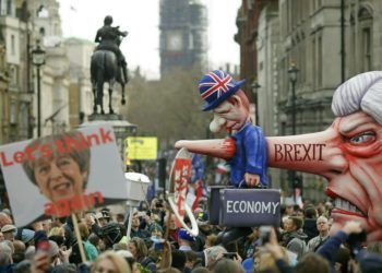 Cientos de miles de personas protesta durante una marcha anti-Brexit en la Plaza Trafalgar, en Londres, el sábado 23 de marzo del 2019. A la derecha se ve un muñeco gigante con el rostro de la primera ministro británica Theresa May, que también aparece en un cartel a la izquierda. Foto: Tim Ireland / AP.