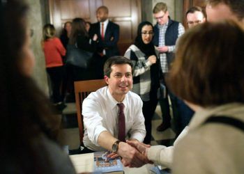 Pete Buttigieg firmando libros durante el lanzamiento de su Shortest Way Home, University of Chicago Press, enero de 2019.