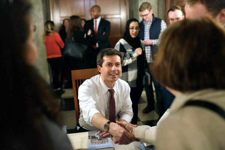 Pete Buttigieg firmando libros durante el lanzamiento de su Shortest Way Home, University of Chicago Press, enero de 2019.