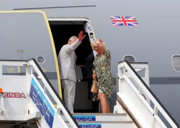 El príncipe Carlos de Inglaterra y su esposa suben al avión oficial en el aeropuerto internacional José Martí de La Habana, al concluir su visita de cuatro días. Foto: Ernesto Mastrascusa / EFE.