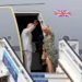 El príncipe Carlos de Inglaterra y su esposa suben al avión oficial en el aeropuerto internacional José Martí de La Habana, al concluir su visita de cuatro días. Foto: Ernesto Mastrascusa / EFE.