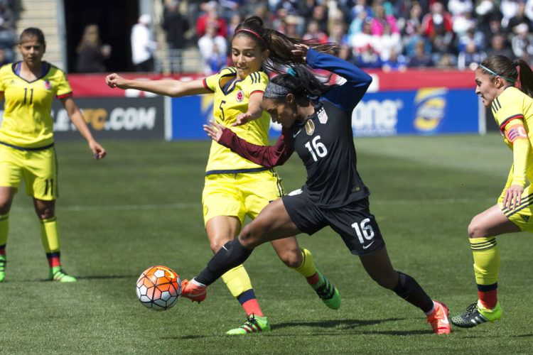 ARCHIVO - En esta foto de archivo del 10 de abril de 2016, Isabella Echeverri, de la selección de Colombia, disputa un balón frente a Crystal Dunn, de Estados Unidos, en un partido amistoso disputado en Chester, Pennsylvania. Echeverri y Melissa Ortiz han criticado las condiciones del fútbol femenino en Colombia (AP Foto/Chris Szagola, archivo)