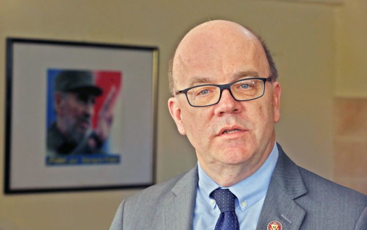 El congresista estadounidense James McGovern habla durante su visita al Instituto Superior de Relaciones Internacionales en La Habana, el 29 de marzo de 2019. Foto: Yander Zamora / EFE.