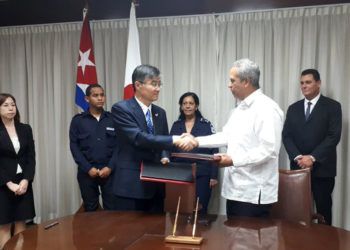 El embajador de Japón en Cuba, Kazuhiro Fujimura (3-i), y Antonio Carricarte (2-d), viceministro primero del Comercio Exterior y la Inversión Extranjera de la Isla, se saludan tras la firma de dos acuerdos de cooperación bilateral, el 26 de marzo de 2019 en La Habana. Foto: @embacubajapon / Twitter.