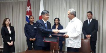 El embajador de Japón en Cuba, Kazuhiro Fujimura (3-i), y Antonio Carricarte (2-d), viceministro primero del Comercio Exterior y la Inversión Extranjera de la Isla, se saludan tras la firma de dos acuerdos de cooperación bilateral, el 26 de marzo de 2019 en La Habana. Foto: @embacubajapon / Twitter.
