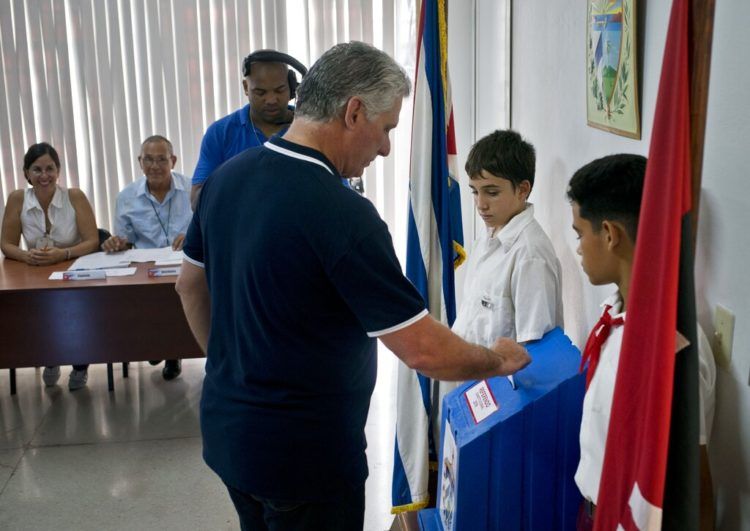 El presidente de Cuba, Miguel Díaz-Canel emite su voto durante un plebiscito para aprobar o rechazar una reforma constitucional en La Habana, el domingo 24 de febrero de 2019. Foto: Ramon Espinosa, Pool / AP.