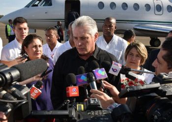 El presidente cubano, MIguel Díaz-Canel, habla a la prensa a su llegada a Managua, Nicaragua, para participar en la VIII Cumbre de Jefes de Estado y de Gobierno de la Asociación de Estados del Caribe (AEC), el jueves 28 de marzo de 2019. Foto: @aparedesrebelde / Twitter.