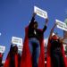 Activistas por el aborto libre vestidas como personajes de la novela convertida en serie de televisión "El cuento de la criada", sostienen pancartas en el Día Internacional de la Mujer en Buenos Aires, Argentina, el viernes 8 de marzo de 2018. Foto: Natacha Pisarenko / AP.