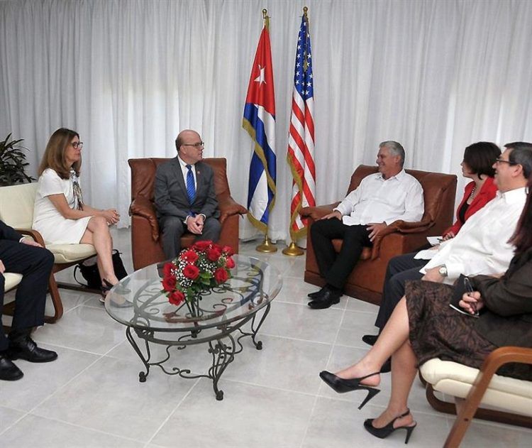 El presidente cubano, Miguel Díaz-Canel, durante una reunión con el congresista estadounidense James McGovern (c-izq), en La Habana. Díaz-Canel recibió este sábado al congresista, un firme defensor del acercamiento bilateral con quien el mandatario abordó el estado de las relaciones entre ambos países. Foto: Estudios Revolución / Presidencia de Cuba / EFE.