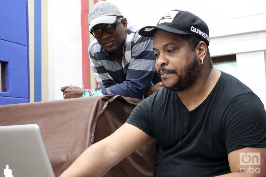 Alden González (izq) junto a Geovanis Alcántara (der), también productor y arreglista del disco "A romper el coco". Foto: Yasser Landazuri.