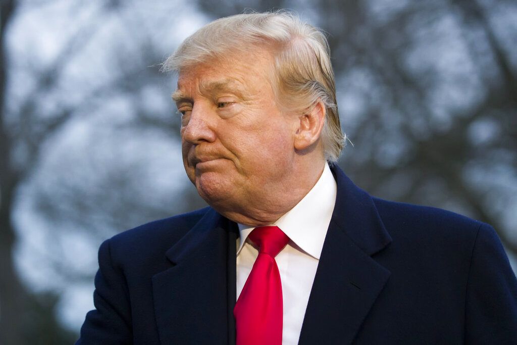 El presidente de Estados Unidos, Donald Trump, habla con reporteros tras bajar del helicóptero Marine One en el South Lawn de la Casa Blanca, el 24 de marzo de 2019, en Washington. Foto: Alex Brandon / AP.