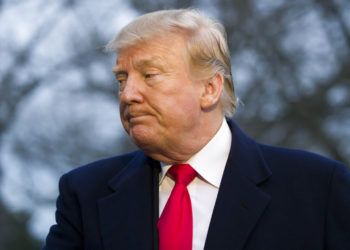 El presidente de Estados Unidos, Donald Trump, habla con reporteros tras bajar del helicóptero Marine One en el South Lawn de la Casa Blanca, el 24 de marzo de 2019, en Washington. Foto: Alex Brandon / AP.