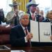 El presidente Donald Trump firma el primer veto de su presidencia en la Casa Blanca, 15 de marzo de 2019, en Washington. Foto: Evan Vucci / AP.