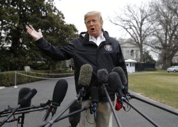 El presidente Donald Trump habla con los reporteros afuera de la Casa Blanca, el viernes 8 de marzo de 2019, en Washington. (AP Foto/ Evan Vucci)