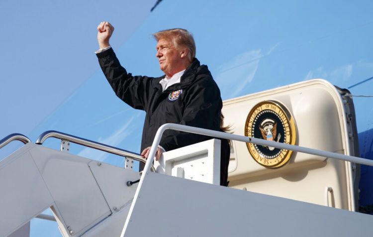 El presidente Donald Trump saluda al salir del Air Force One en el Aeropuerto Internacional de Palm Beach, en Florida, el viernes 8 de marzo de 2019. Foto: Carolyn Kaster / AP / Archivo.