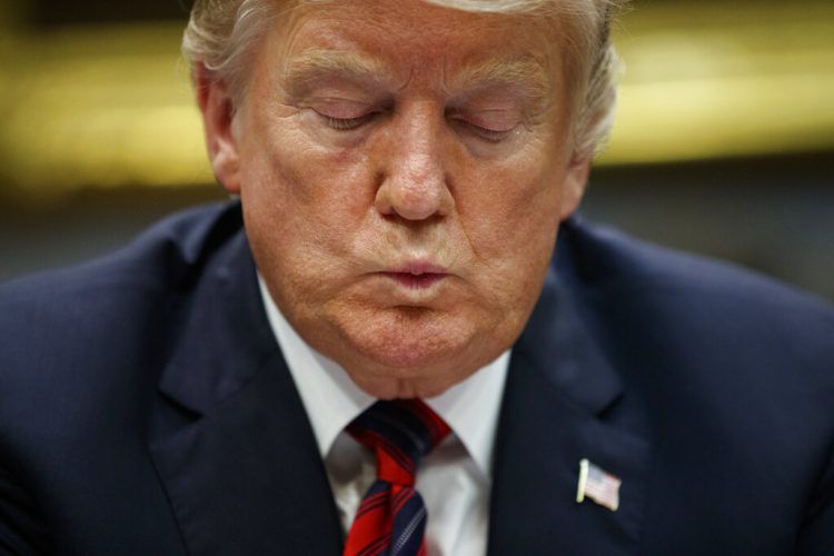 El presidente Donald Trump escucha durante una sesión informativa en la Sala Roosevelt de la Casa Blanca, en Washington, el miércoles 13 de marzo de 2019. (AP Foto/ Evan Vucci)