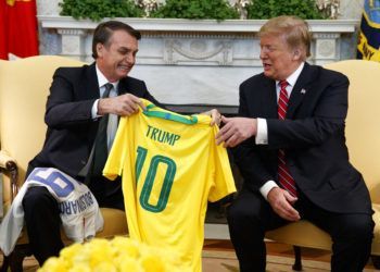 El presidente brasileño, Jair Bolsonaro, entrega al presidente Donald Trump una camiseta de fútbol de la selección nacional brasileña en la Oficina Oval de la Casa Blanca, el martes 19 de marzo de 2019, en Washington, D.C. Foto: Evan Vucci / AP.