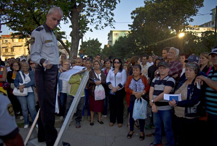 Personas aguardan su turno para ingresar en la Sección de Intereses de Estados Unidos para solicitar visa de turista, en La Habana, el 21 de enero de 2015. Foto: Ramón Espinosa / AP.