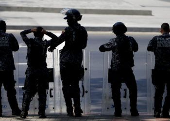 Policías venezolanos asumen posiciones antes de una marcha opositora en Caracas el 19 de marzo del 2019. Foto: Natacha Pisarenko / AP