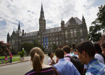 Los estudiantes de familias pobres tienen un desfazaje académico de 4 años en relación a los más ricos. (AP Foto/Jacquelyn Martin, Archivo)