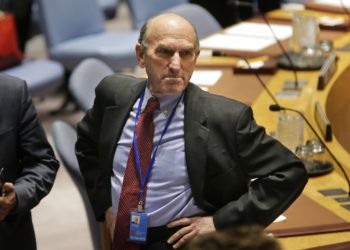 El enviado especial de Estados Unidos a Venezuela, Elliott Abrams, contempla la sala antes de la reunión del Consejo de Seguridad en la sede de la ONU, 28 de febrero de 2019. Estados Unidos sancionó el viernes 1 de marzo de 2019 a cuatro generales y dos jefes policiales venezolanos a los que acusó de impedir el ingreso de ayuda humanitaria a su país. (AP Foto/Seth Wenig)