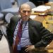 El enviado especial de Estados Unidos a Venezuela, Elliott Abrams, contempla la sala antes de la reunión del Consejo de Seguridad en la sede de la ONU, 28 de febrero de 2019. Estados Unidos sancionó el viernes 1 de marzo de 2019 a cuatro generales y dos jefes policiales venezolanos a los que acusó de impedir el ingreso de ayuda humanitaria a su país. (AP Foto/Seth Wenig)