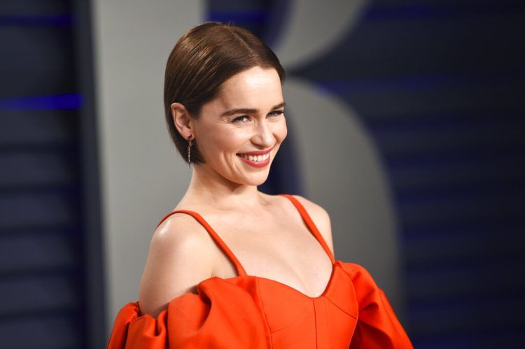 Emilia Clarke llega a la fiesta del Oscar de Vanity Fair en Beverly Hills, California, el 24 de febrero de 2019. Clarke reveló en un artículo publicado el jueves 21 de marzo del 2019 por The New Yorker que ha tenido dos aneurismas potencialmente fatales, y dos cirugías cerebrales, desde que comenzó "Game of Thrones".  Foto: Evan Agostini / Invision / AP.