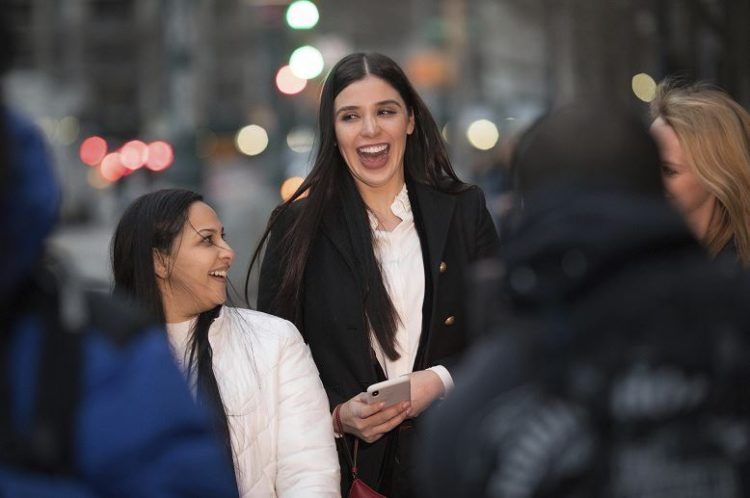 Emma Coronel Aispuro deja la corte federal de Brooklyn, en Nueva York, el 17 de enero pasado, después de asistir al juicio de su esposo Joaquín "El Chapo" Guzmán. (AP Foto/Kevin Hagen/Archivo)