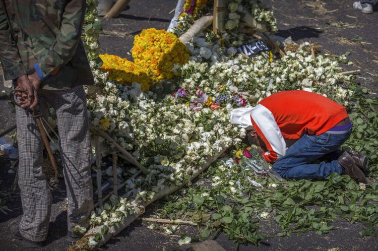 El familiar de una de las vícitmas del accidente de un avión de Ethiopian Airlines llora a su ser querido sobre un arreglo floral en el lugar del choque, cerca de Bishoftu, sur-este de Adís Abeba, en Etiopía, el viernes 15 de marzo del 2019. Foto: Mulugeta Ayene / AP.