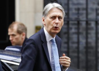 El ministro británico de Exteriores, Philip Hammond, llega a la sede del gobierno, en el 10 de Downing Street, Londres, el 14 de marzo de 2019. Foto: Kirsty Wigglesworth / AP.