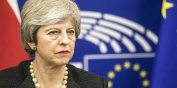 La primera ministra de Gran Bretaña, Theresa May, habla en una conferencia de prensa tras una reunión con el presidente de la Comisión Europea, Jean-Claude Juncker, en el Parlamento Europeo, en Estrasburgo, en el este de Francia, el 11 de marzo de 2019. (AP Foto/Jean-Francois Badias)