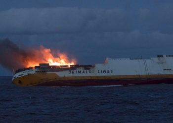 En la imagen, distribuida el 14 de marzo de 2019 por la Marina de Francia, se muestra el mercante Grande America de Grimaldi Lines en llamas en el Golfo de Vizcaya, en la costa oeste de Francia, el 11 de marzo de 2019. Foto: Loic Bernardin / Marine Nationale vía AP