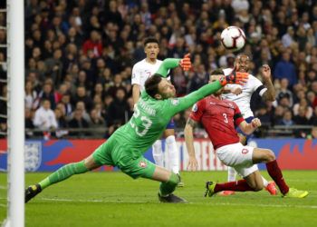 El delantero de Inglaterra, Raheem Sterling, derecha, dispara para marcar el tercer gol de su equipo durante el juego del Grupo A de la eliminatoria para la Eurocopa 2020 contra República Checa, en el estadio Wembley, en Londres, el viernes 22 de marzo de 2019. Foto: Tim Ireland / AP.