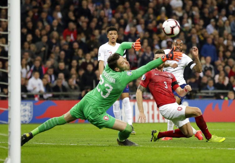 El delantero de Inglaterra, Raheem Sterling, derecha, dispara para marcar el tercer gol de su equipo durante el juego del Grupo A de la eliminatoria para la Eurocopa 2020 contra República Checa, en el estadio Wembley, en Londres, el viernes 22 de marzo de 2019. Foto: Tim Ireland / AP.