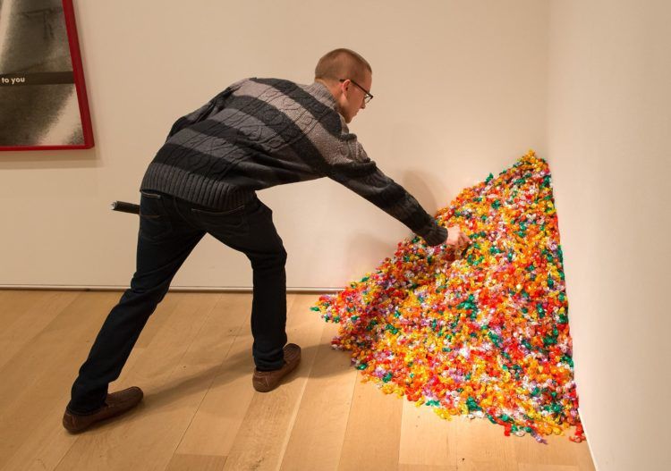 Un hombre interactúa con una obra del artista de origen cubano Félix González-Torres. Foto: Public Delivery.