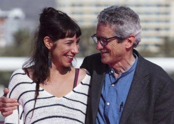 El director cubano Fernando Pérez y la cineasta suiza Laura Cazador, codirectores de "Insumisas" posan en el Muelle Uno de la capital malacitana tras la presentación del largometraje en la sección oficial a concurso del XXII Festival de Cine en Español 2019 de Málaga. Foto: Jorge Zapata / EFE.