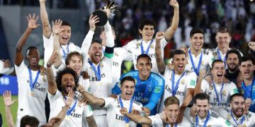 ARCHIVO - En esta foto del sábado 22 de diciembre de 2018, los jugadores del Real Madrid con el trofeo de campeones del Mundial de Clubes en Abu Dabi, Emiratos Árabes Unidos. Este puede ser uno de los últimos Mundiales de Clubes con el actual formato si la FIFA apuesta por la expansión. (AP Foto/Hassan Ammar)