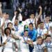 ARCHIVO - En esta foto del sábado 22 de diciembre de 2018, los jugadores del Real Madrid con el trofeo de campeones del Mundial de Clubes en Abu Dabi, Emiratos Árabes Unidos. Este puede ser uno de los últimos Mundiales de Clubes con el actual formato si la FIFA apuesta por la expansión. (AP Foto/Hassan Ammar)