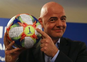 El presidente de la FIFA Gianni Infantino sostiene el balón oficial del próximo mundial femenino durante una conferencia de prensa en Roma, el miércoles 27 de febrero del 2019. Foto: Gregorio Borgia / AP.