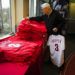 Mike Dorsch de compras por mercancía de Bryce Harper de los Filis de Filadelfia en el estadio del equipo, el lunes 4 de marzo de 2019. (AP Foto/Matt Rourke)