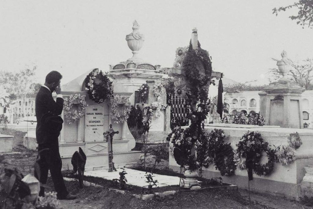 Tumba donde reposaron los restos de Carlos Manuel de Céspedes hasta 1910, en el Cementerio de Santa Ifigenia (Santiago de Cuba), tras ser rescatados clandestinamente en 1879 por siete patriotas santiagueros. Foto: Archivo de Ignacio Fernández Díaz.