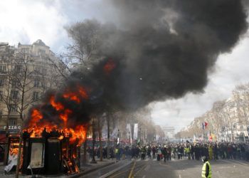 Un quiosco de periódicos envuelto en llamas durante una manifestación de los chalecos amarillos sobre la avenida de los Campos Elíseos, en París, el sábado 16 de marzo de 2019. Foto: Christophe Ena / AP.