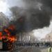 Un quiosco de periódicos envuelto en llamas durante una manifestación de los chalecos amarillos sobre la avenida de los Campos Elíseos, en París, el sábado 16 de marzo de 2019. Foto: Christophe Ena / AP.