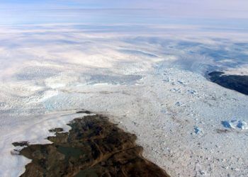 Imagen del 2016 proporcionada por la NASA que muestra parte de zonas llanas del glaciar Jakobshavn en Groenlandia. Foto: NASA vía AP.